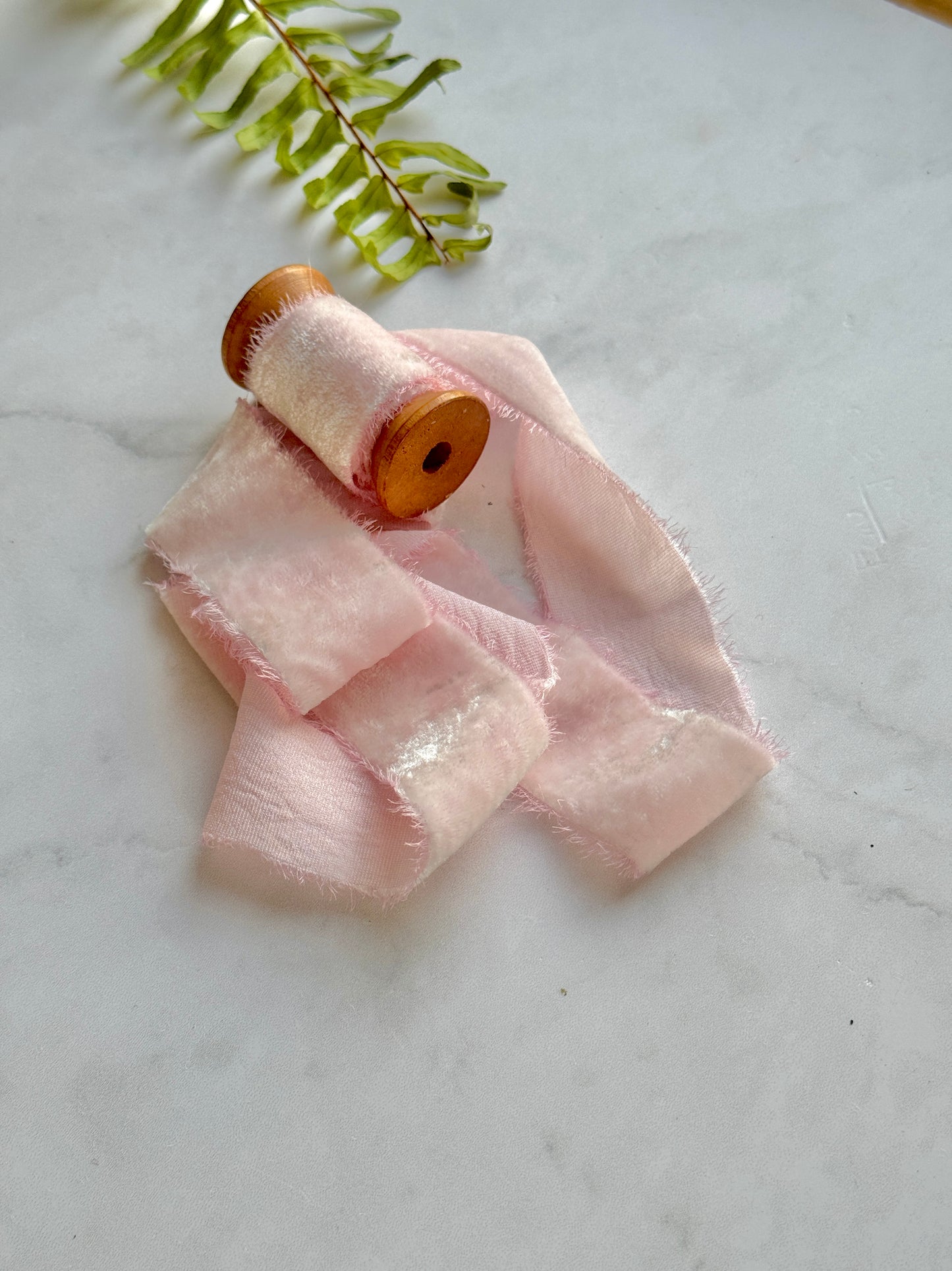 Listón de Seda Terciopelo en color Bubble Gum de Silk & Pepper