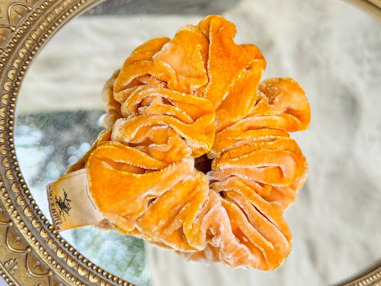 Lujoso Scrunchie de Seda Terciopelo Mediana en Tono Marigold Spice