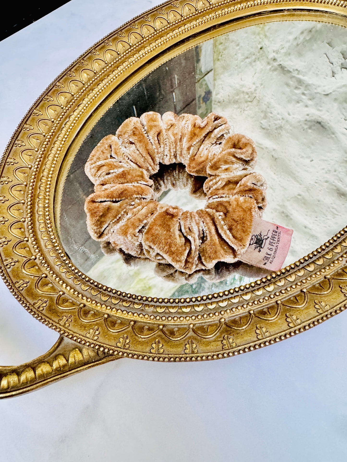 Lujoso Scrunchie de Seda Terciopelo Chica en Cinnamon