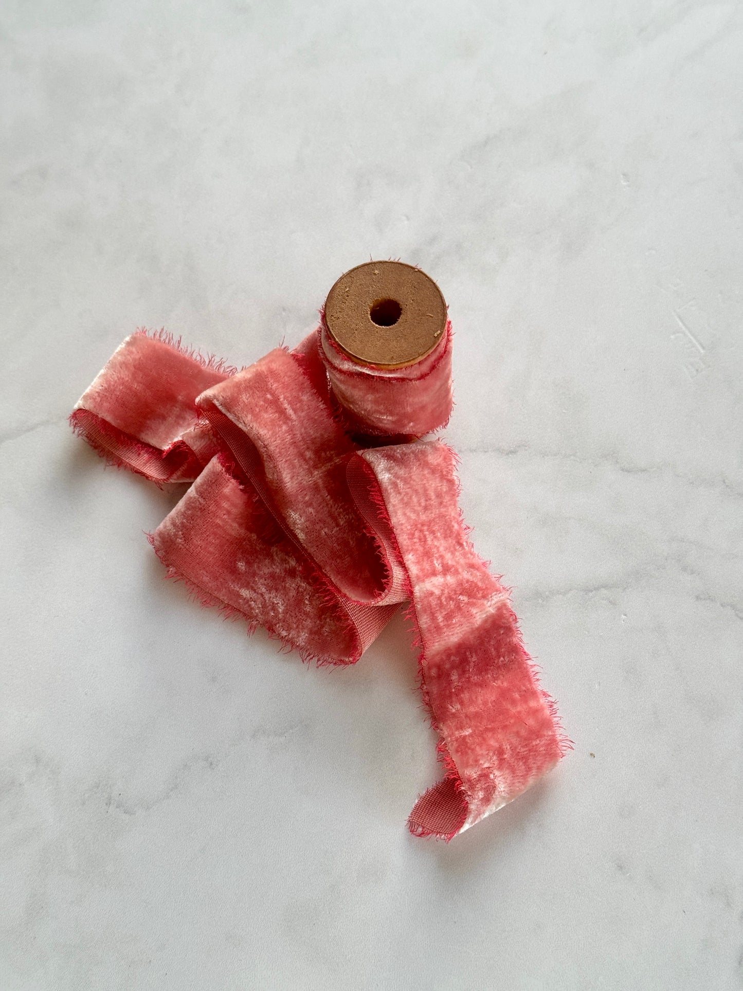 Listón de Seda Terciopelo en color Watermelon de Silk & Pepper