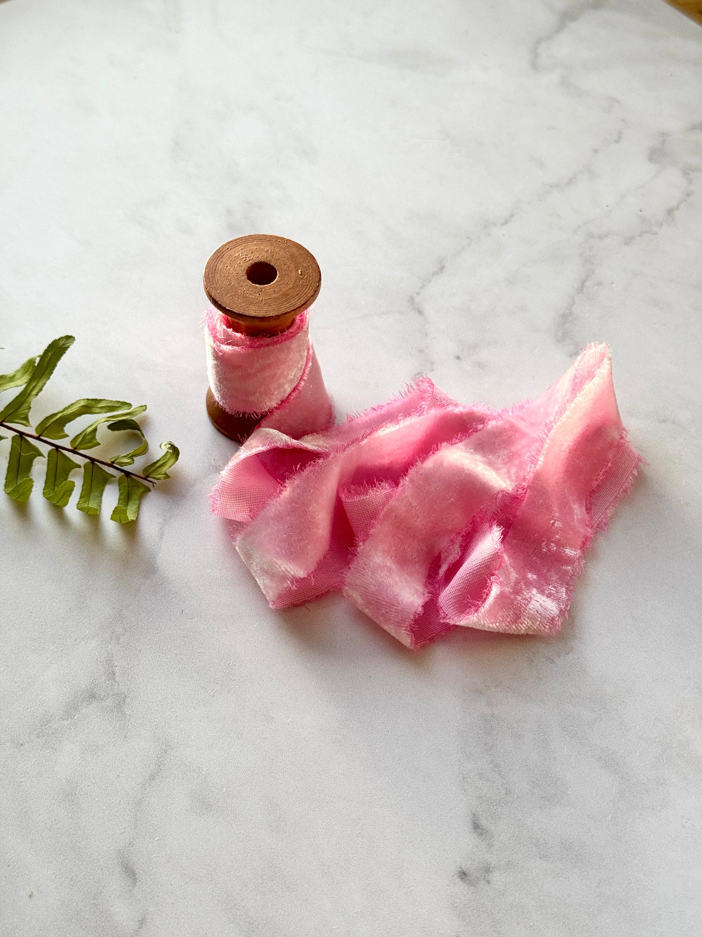 Listón de Seda Terciopelo en color Hot Pink de Silk & Pepper