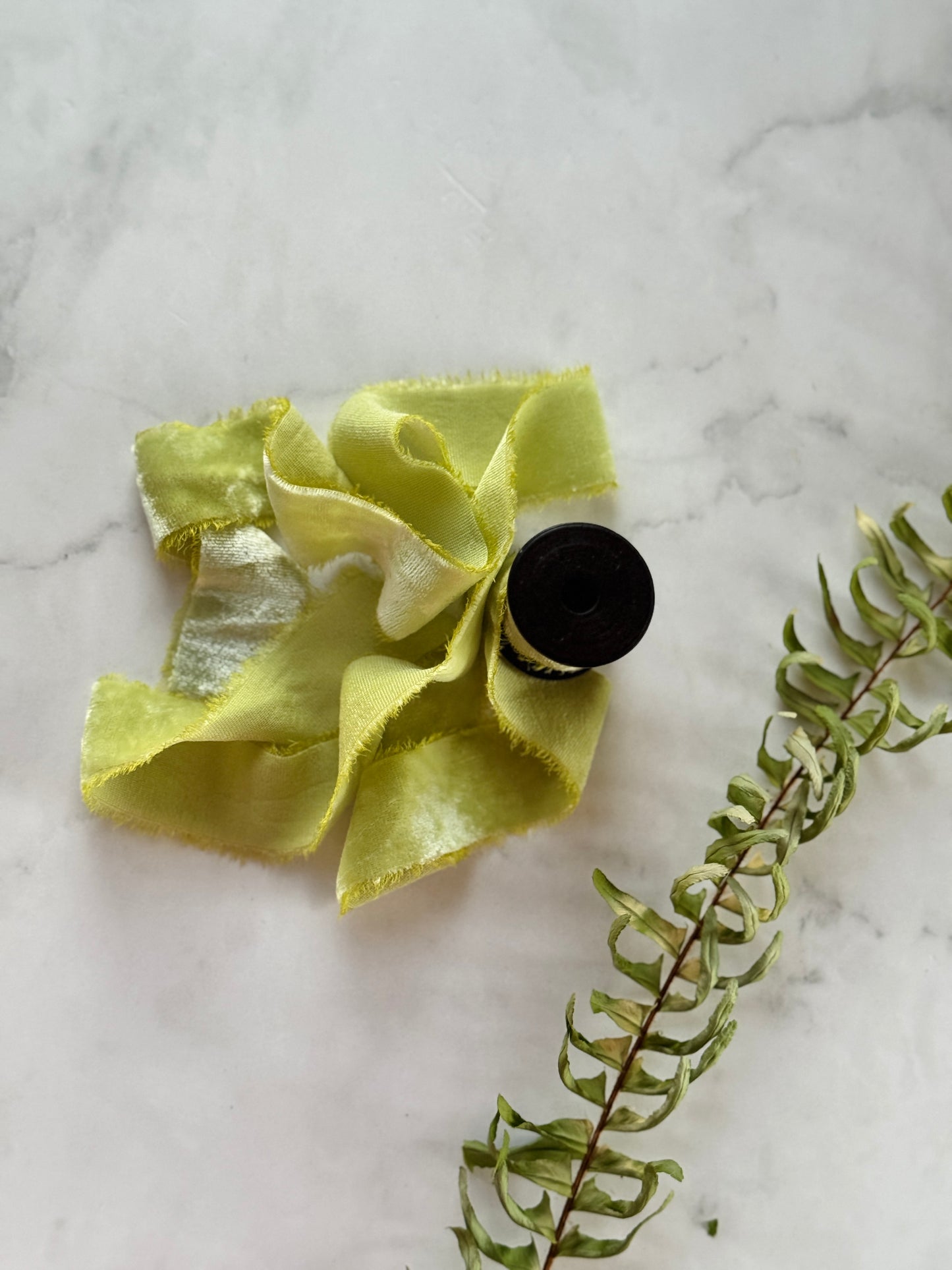 Listón de Seda Terciopelo en color Light Chartreuse Silk & Pepper