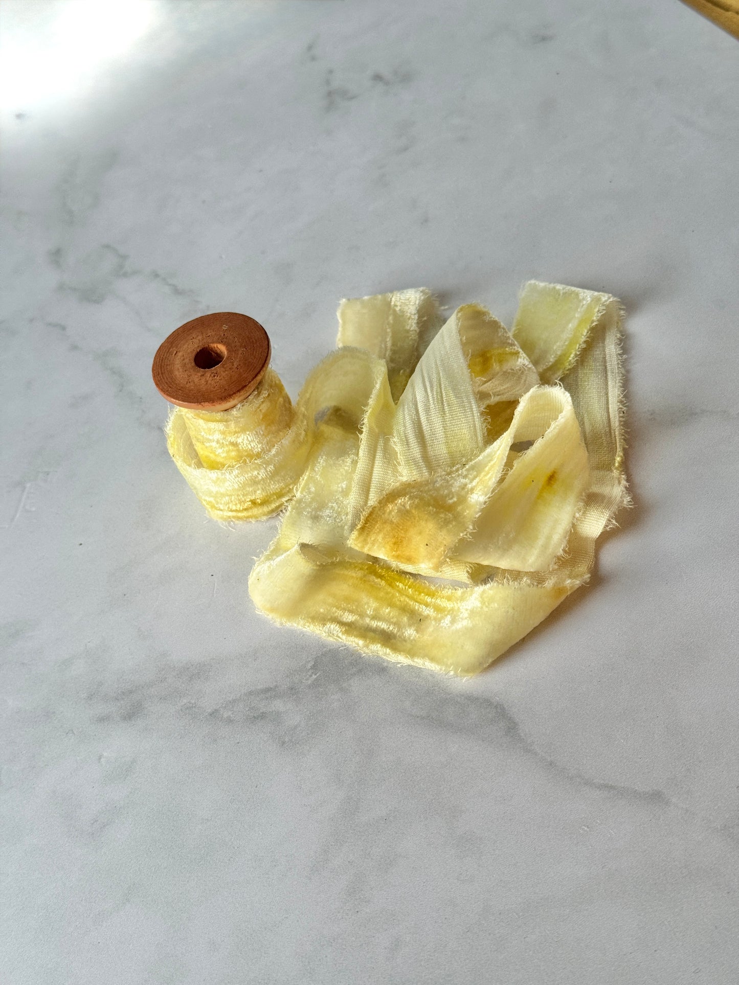 Listón de Seda Terciopelo en color Citrine de Silk & Pepper