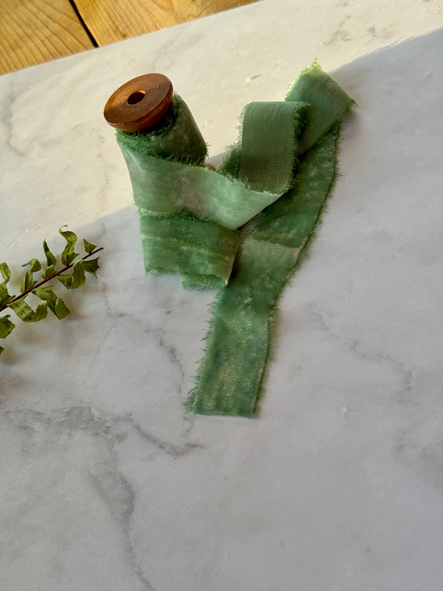 Listón de Seda Terciopelo en color Fern de Silk & Pepper