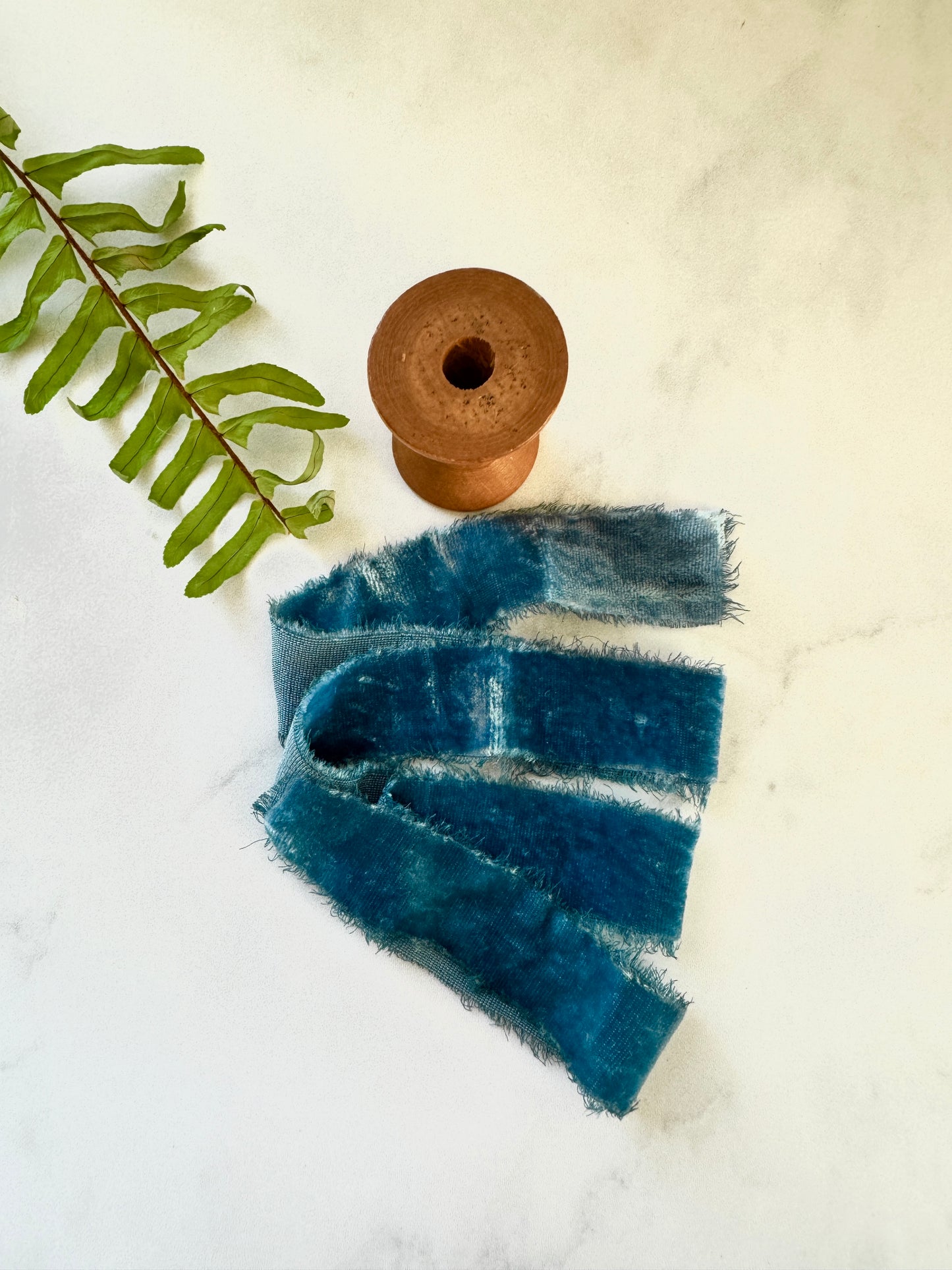 Listón de Seda Terciopelo en color Teal de Silk & Pepper