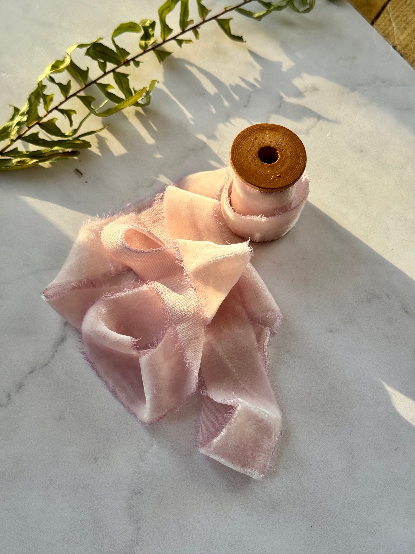 Listón de Seda Terciopelo en color Powder Pink de Silk & Pepper