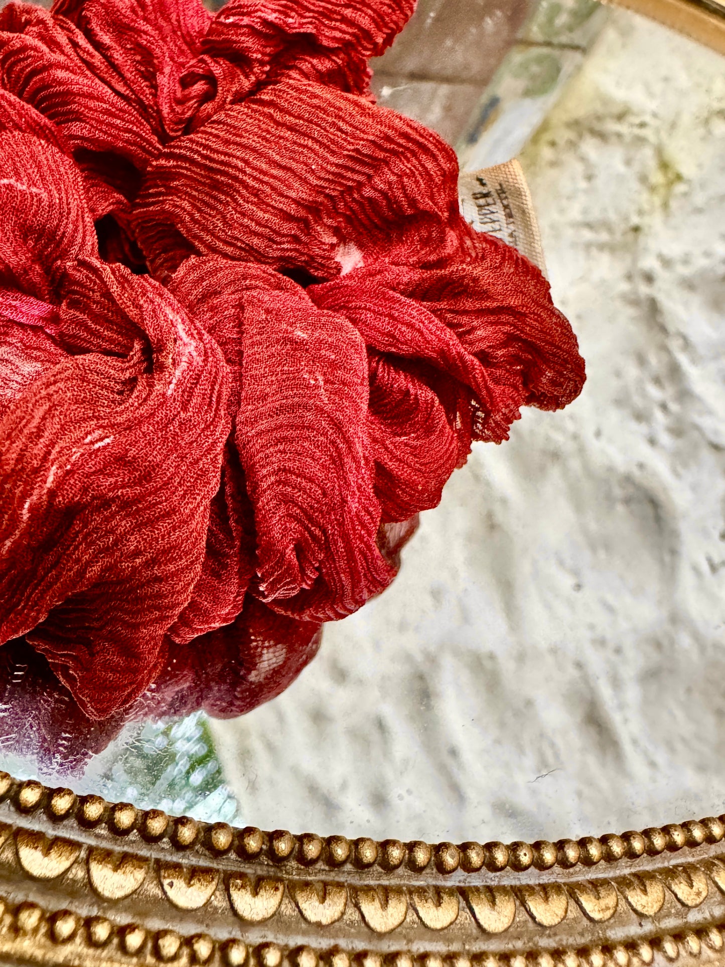 Lujoso Scrunchie de Seda Georgette Chica en Tono Spooky Wine