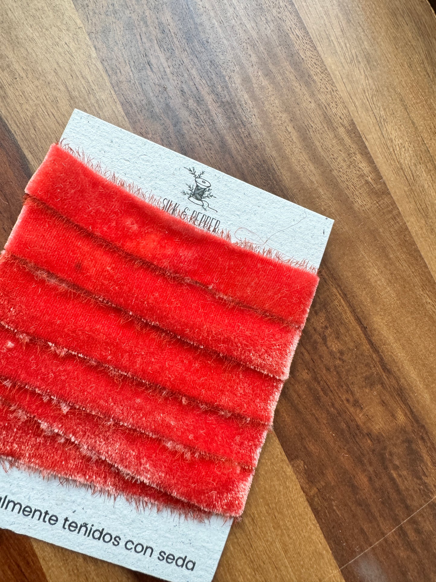 Listón de Seda Terciopelo en color Cherry On the Top de Silk & Pepper