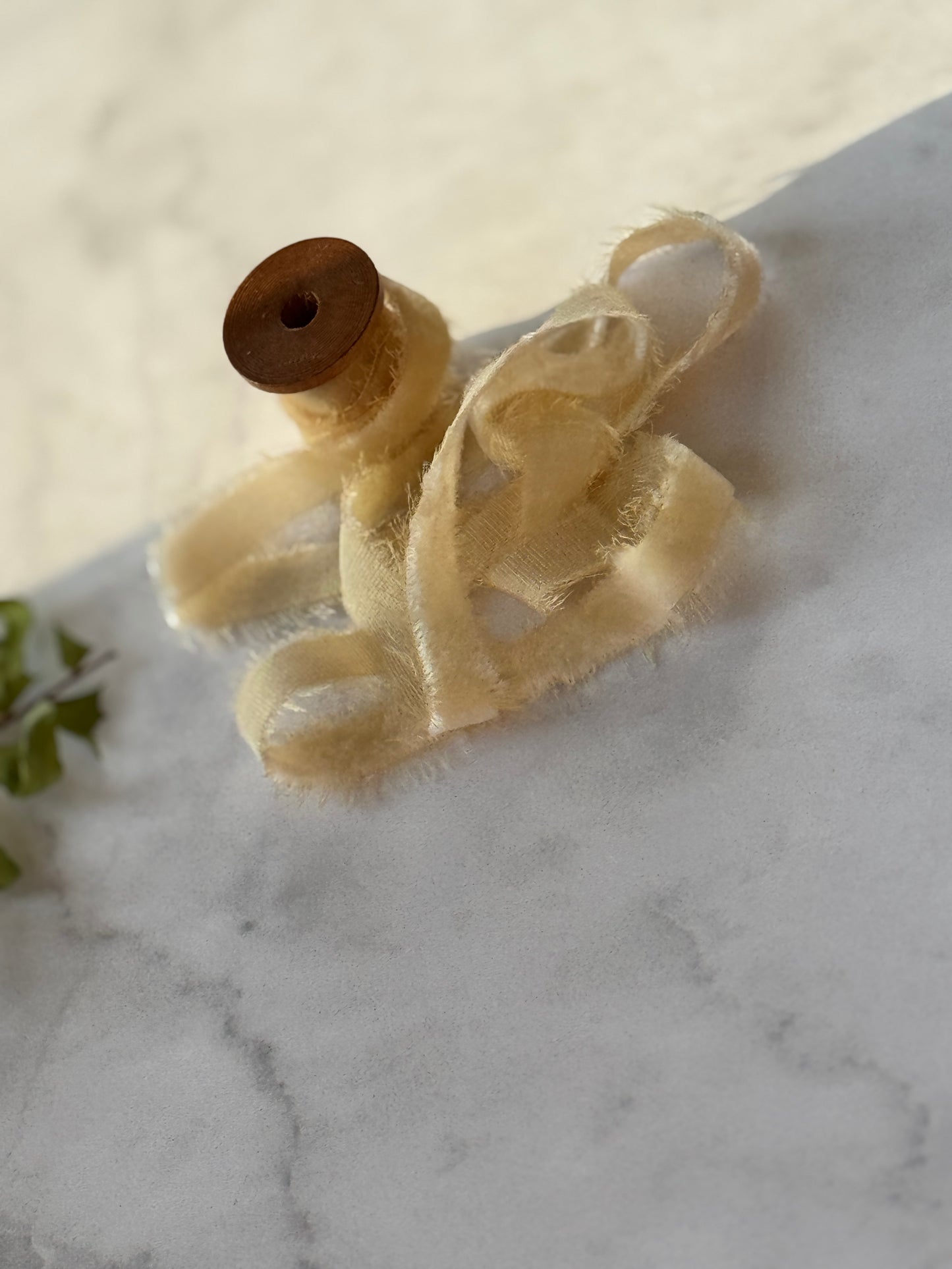 Listón de Seda Terciopelo en color Golden Wheat de Silk & Pepper