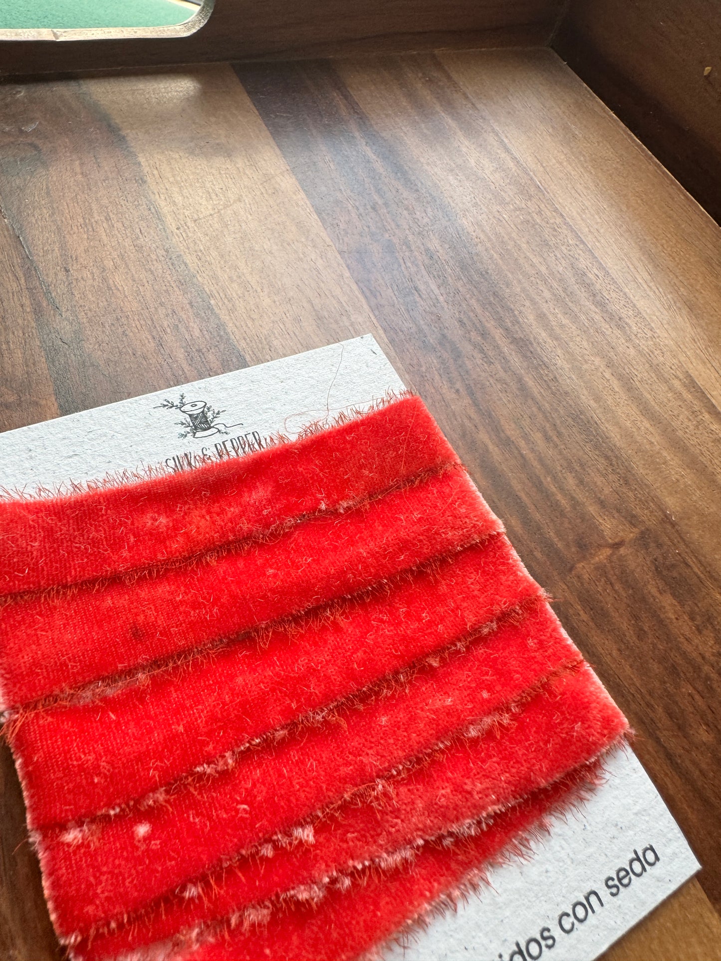 Listón de Seda Terciopelo en color Cherry On the Top de Silk & Pepper