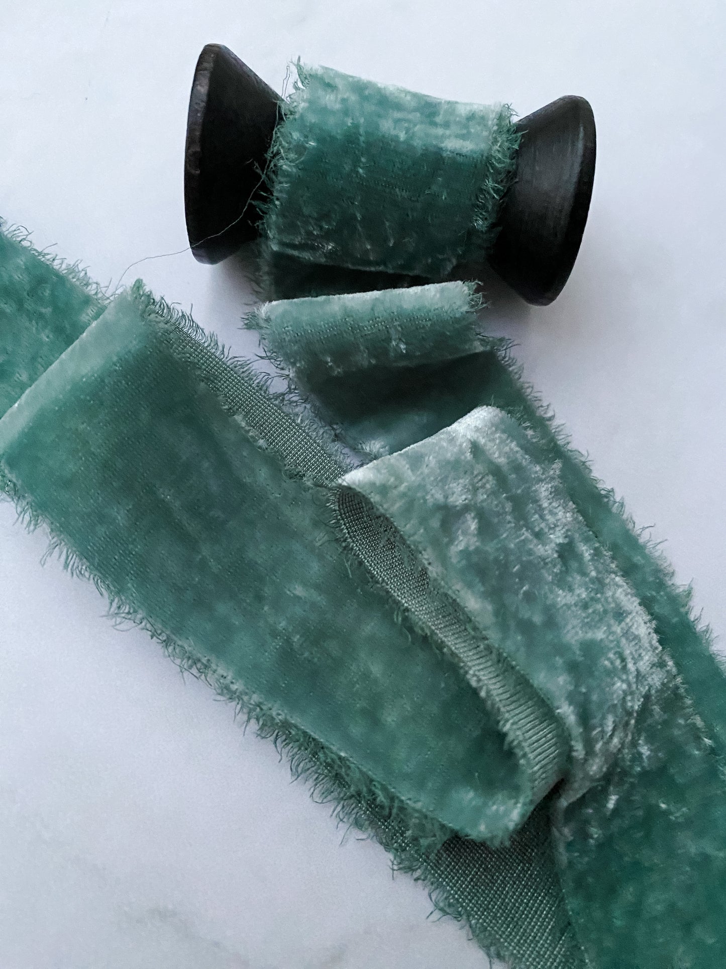 Listón de Seda Terciopelo en color Emerald Green de Silk & Pepper