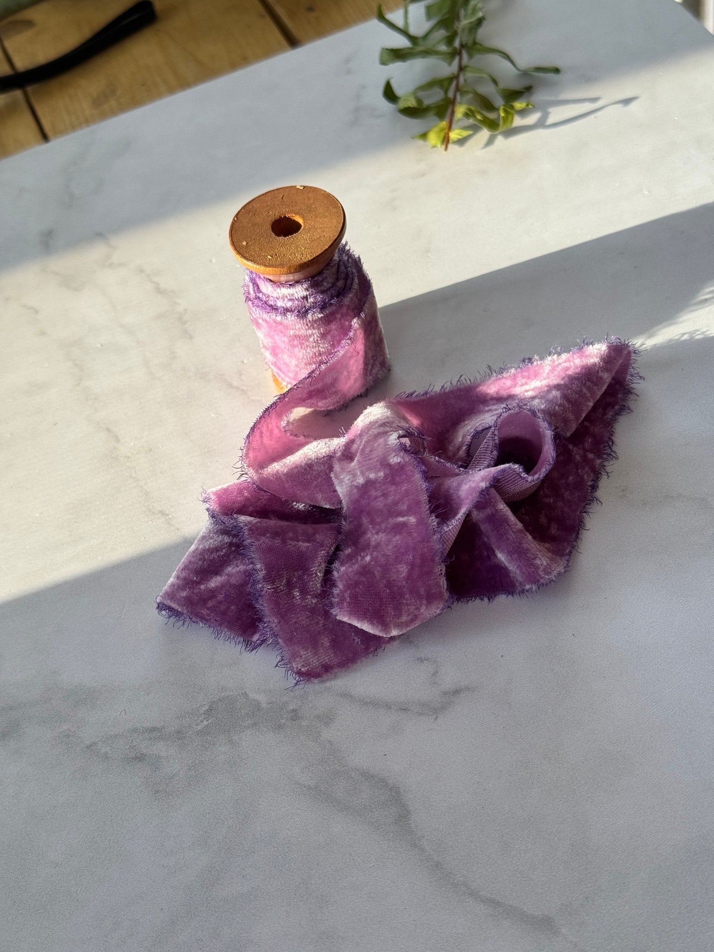 Listón de Seda Terciopelo en color Maroon de Silk & Pepper