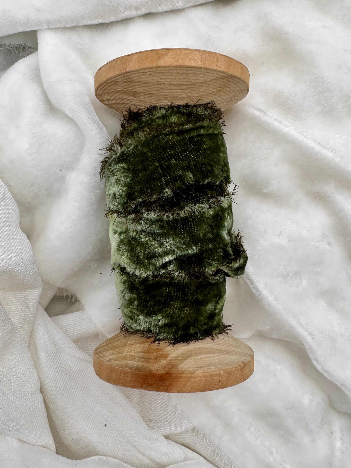 Listón de Seda Terciopelo en color Dark Chartreuse de Silk & Pepper