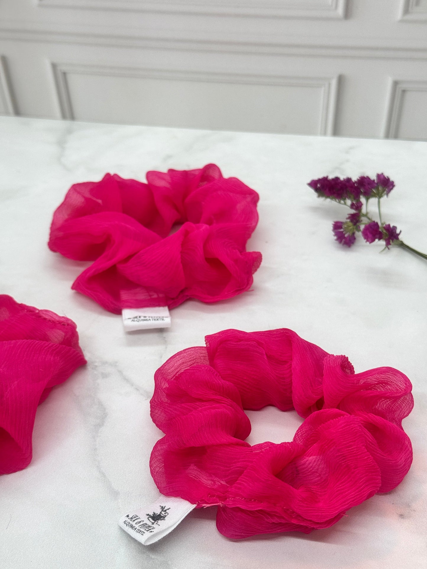 Lujoso Scrunchie de Seda Georgette Chica en Tono Hot Pink