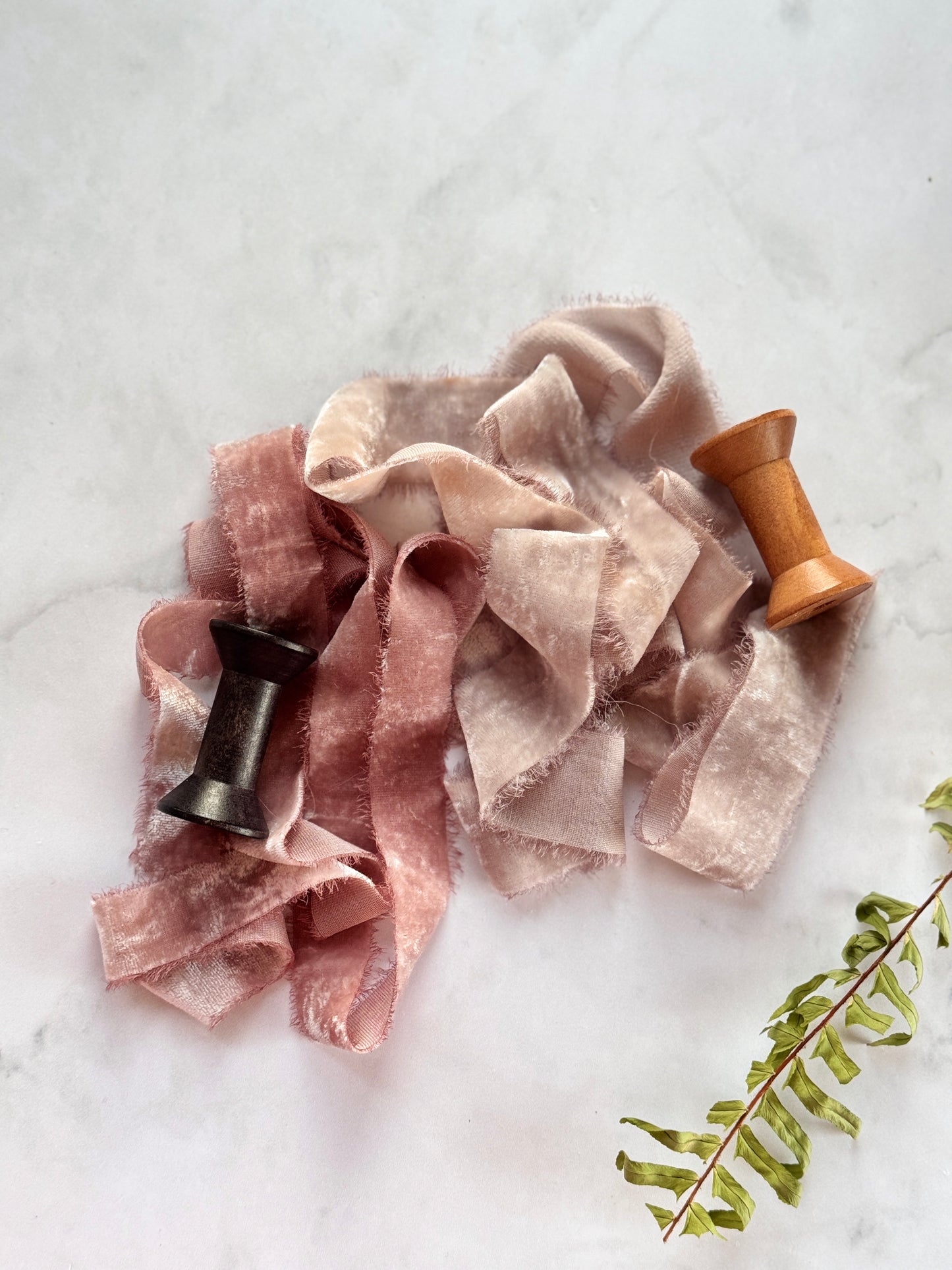 Listón de Seda Terciopelo en color Smokey Taupe Silk & Pepper