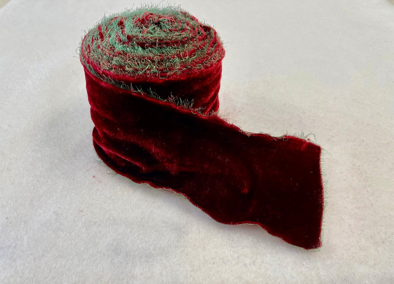 Listón de Seda Terciopelo en Santa Baby de Silk & Pepper