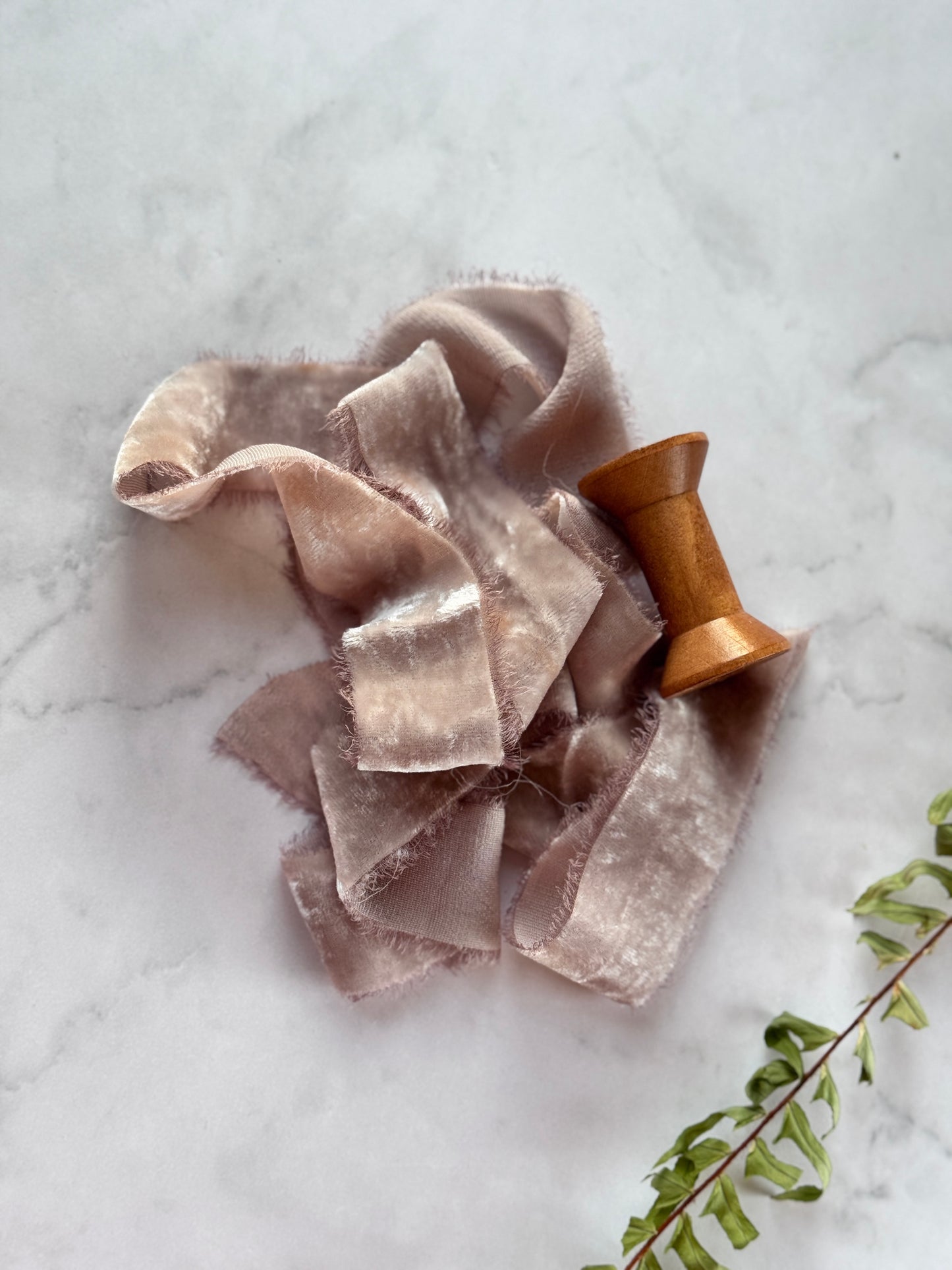 Listón de Seda Terciopelo en color Smokey Taupe Silk & Pepper