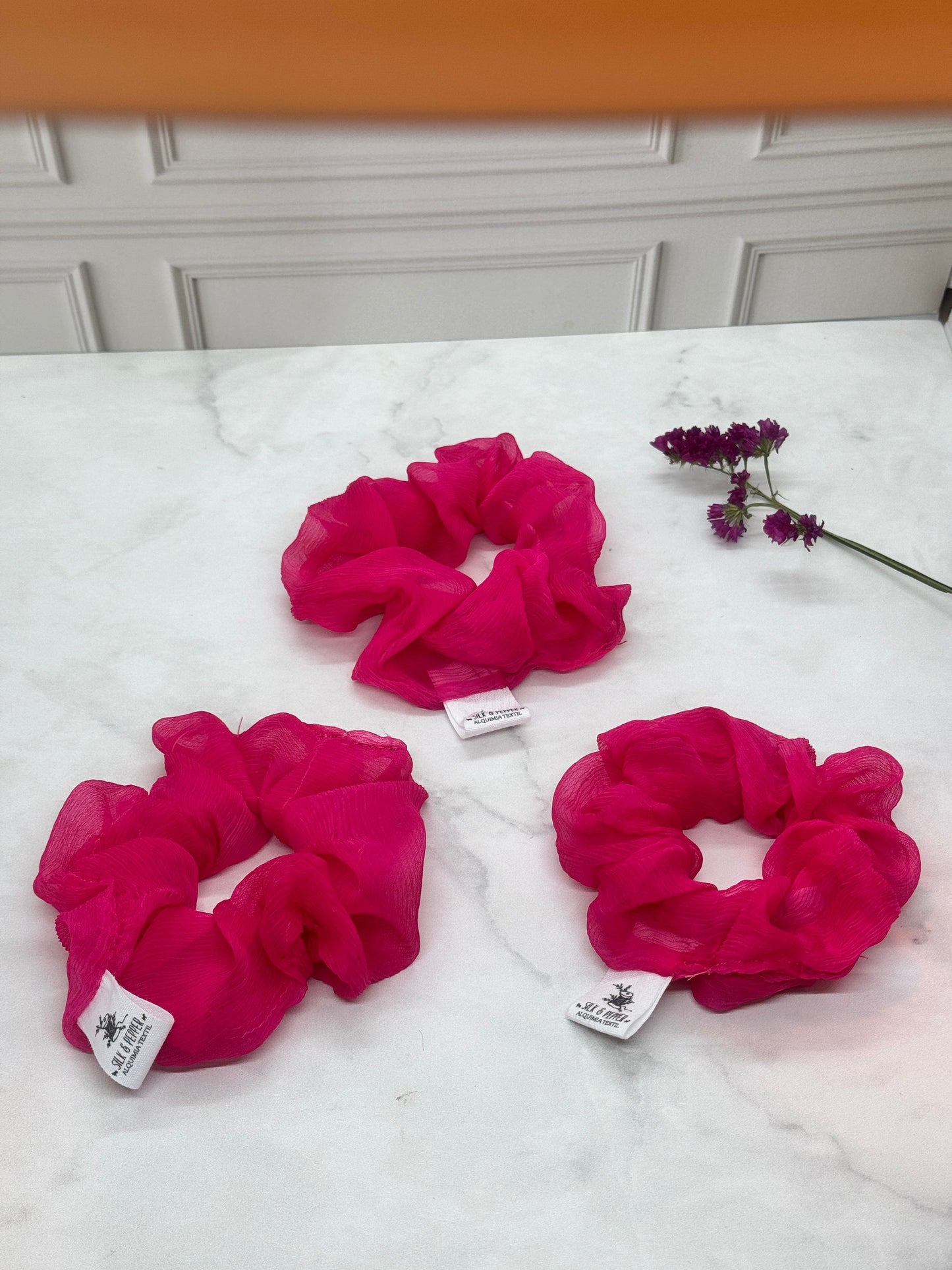Lujoso Scrunchie de Seda Georgette Chica en Tono Hot Pink