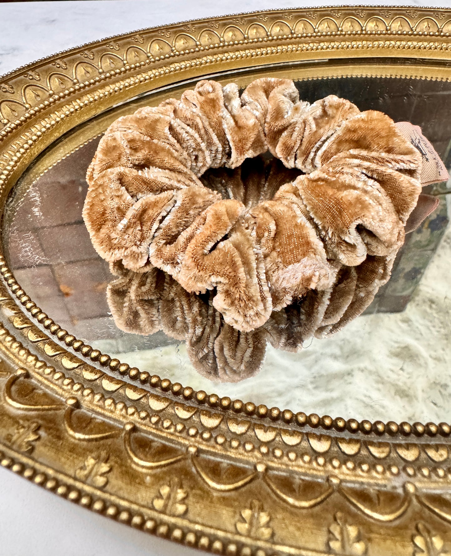 Lujoso Scrunchie de Seda Terciopelo Chica en Cinnamon