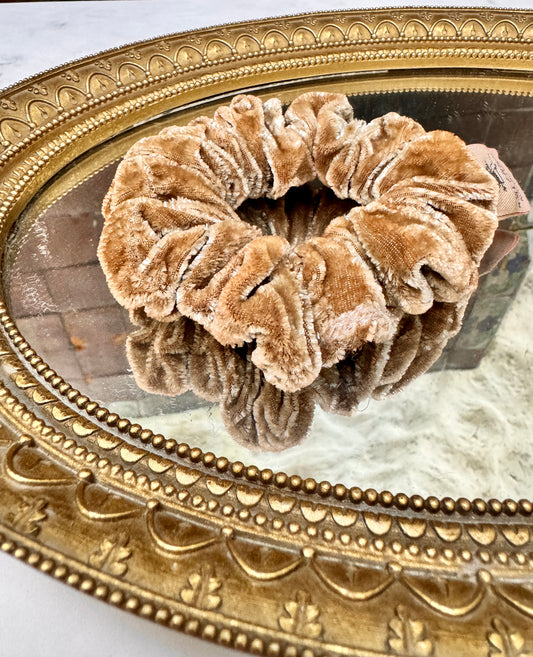 Lujoso Scrunchie de Seda Terciopelo Chica en Cinnamon