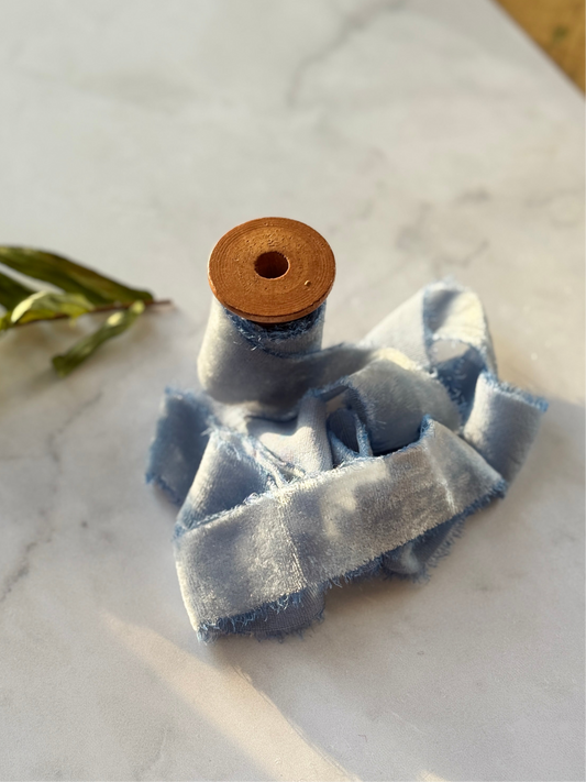 Listón de Seda Terciopelo en color Wedgewood Blue de Silk & Pepper