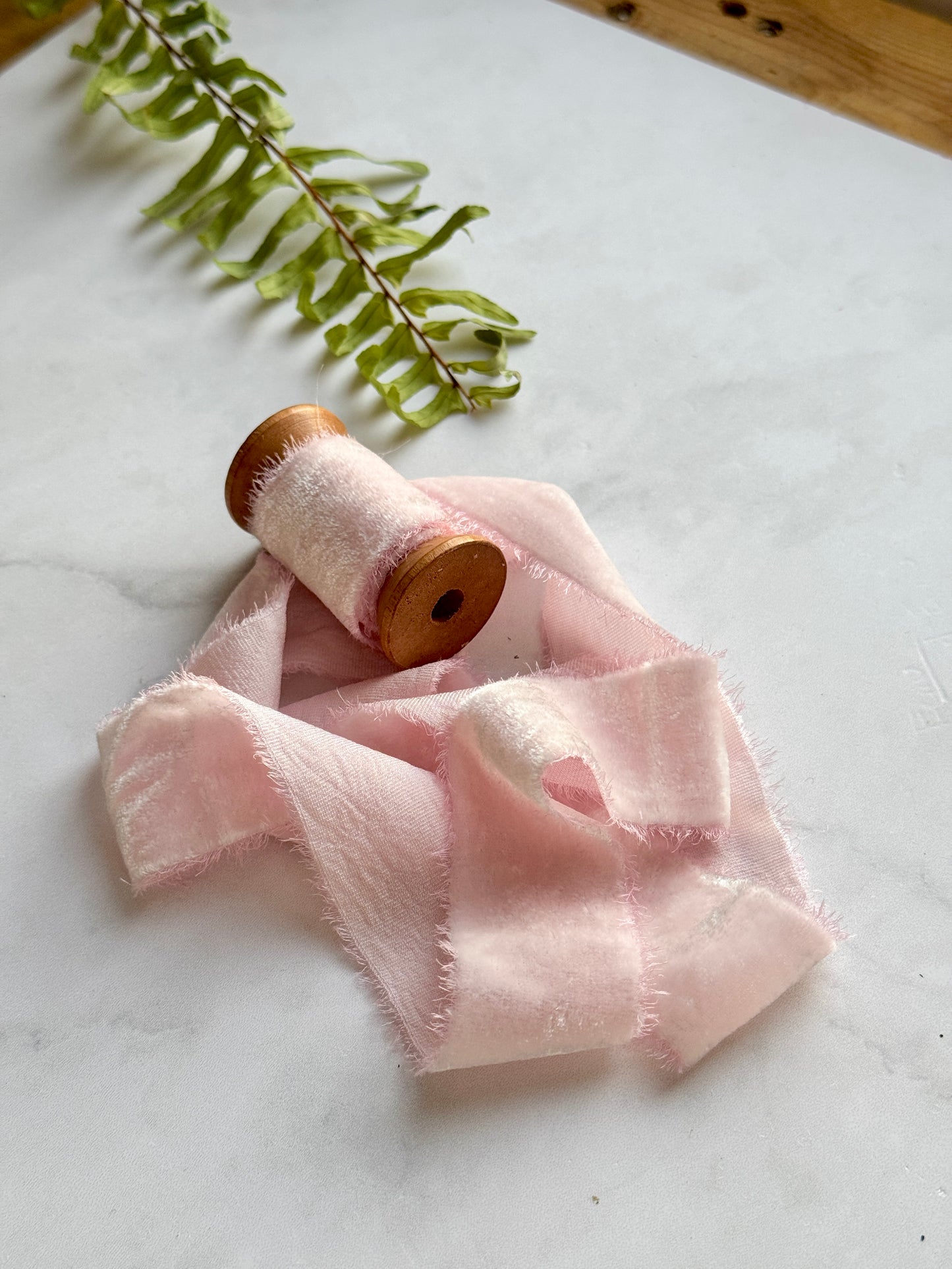 Listón de Seda Terciopelo en color Bubble Gum de Silk & Pepper