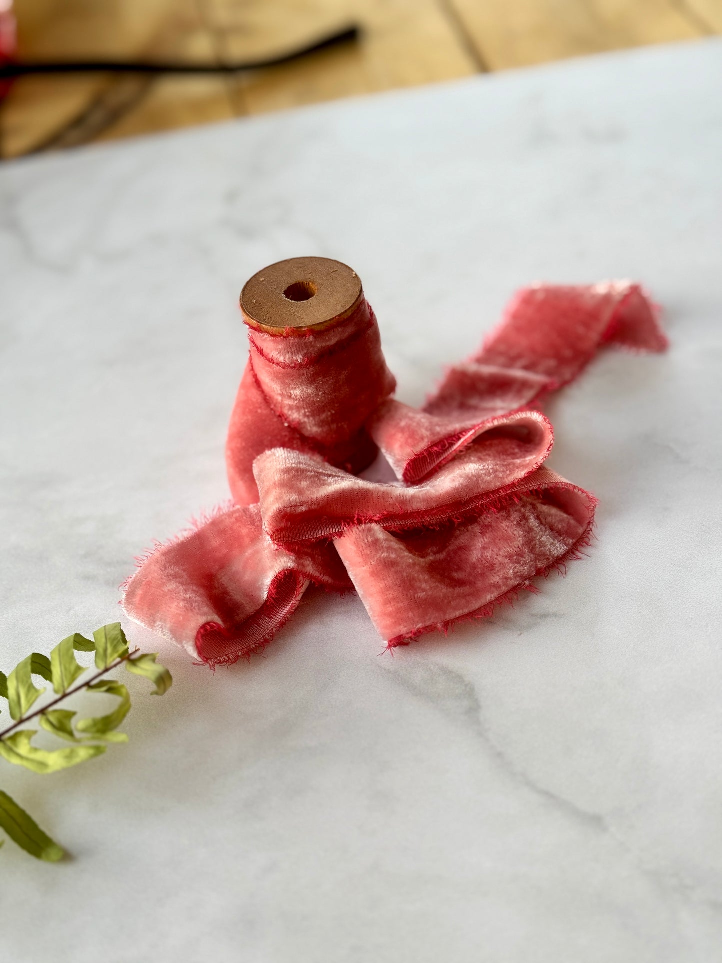 Listón de Seda Terciopelo en color Watermelon de Silk & Pepper