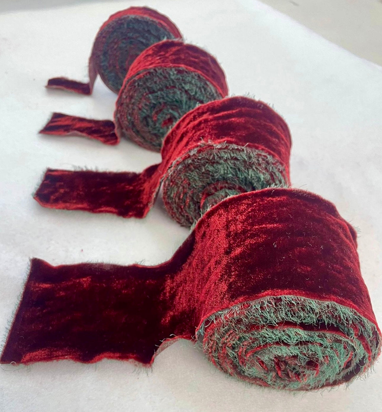 Listón de Seda Terciopelo en Santa Baby de Silk & Pepper