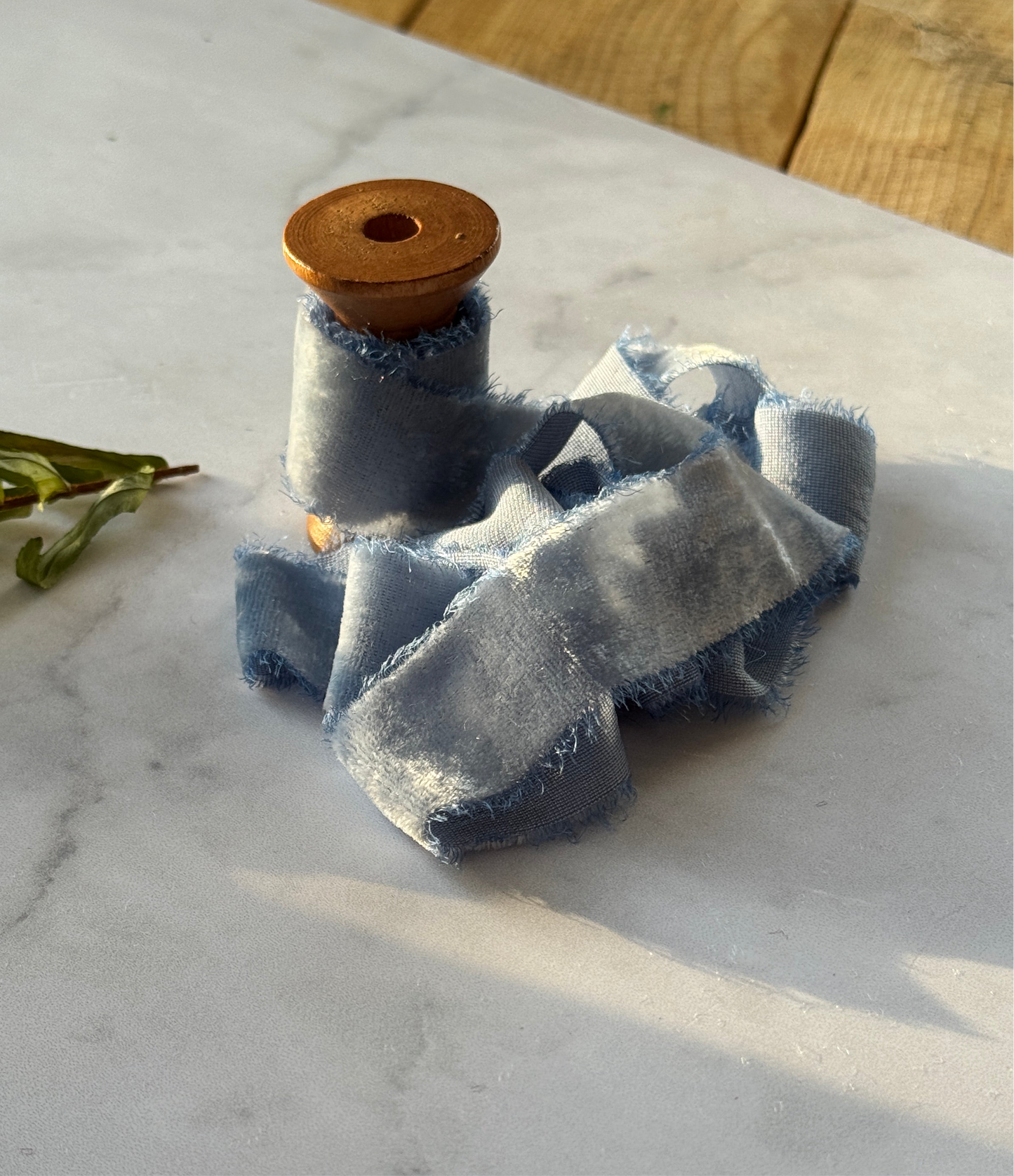 Listón de Seda Terciopelo en color Wedgewood Blue de Silk & Pepper