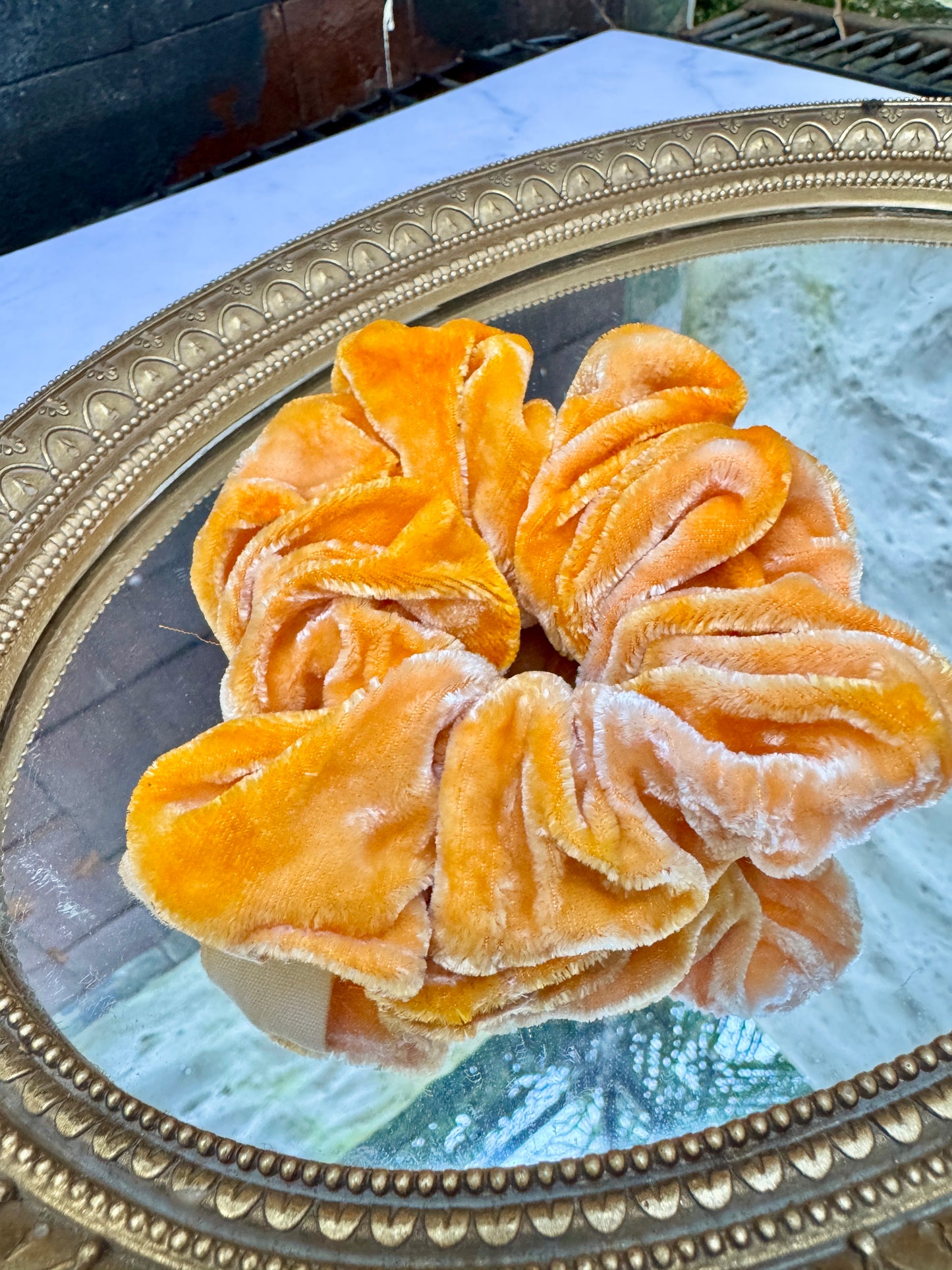 Lujoso Scrunchie de Seda Terciopelo Mediana en Tono Marigold Spice