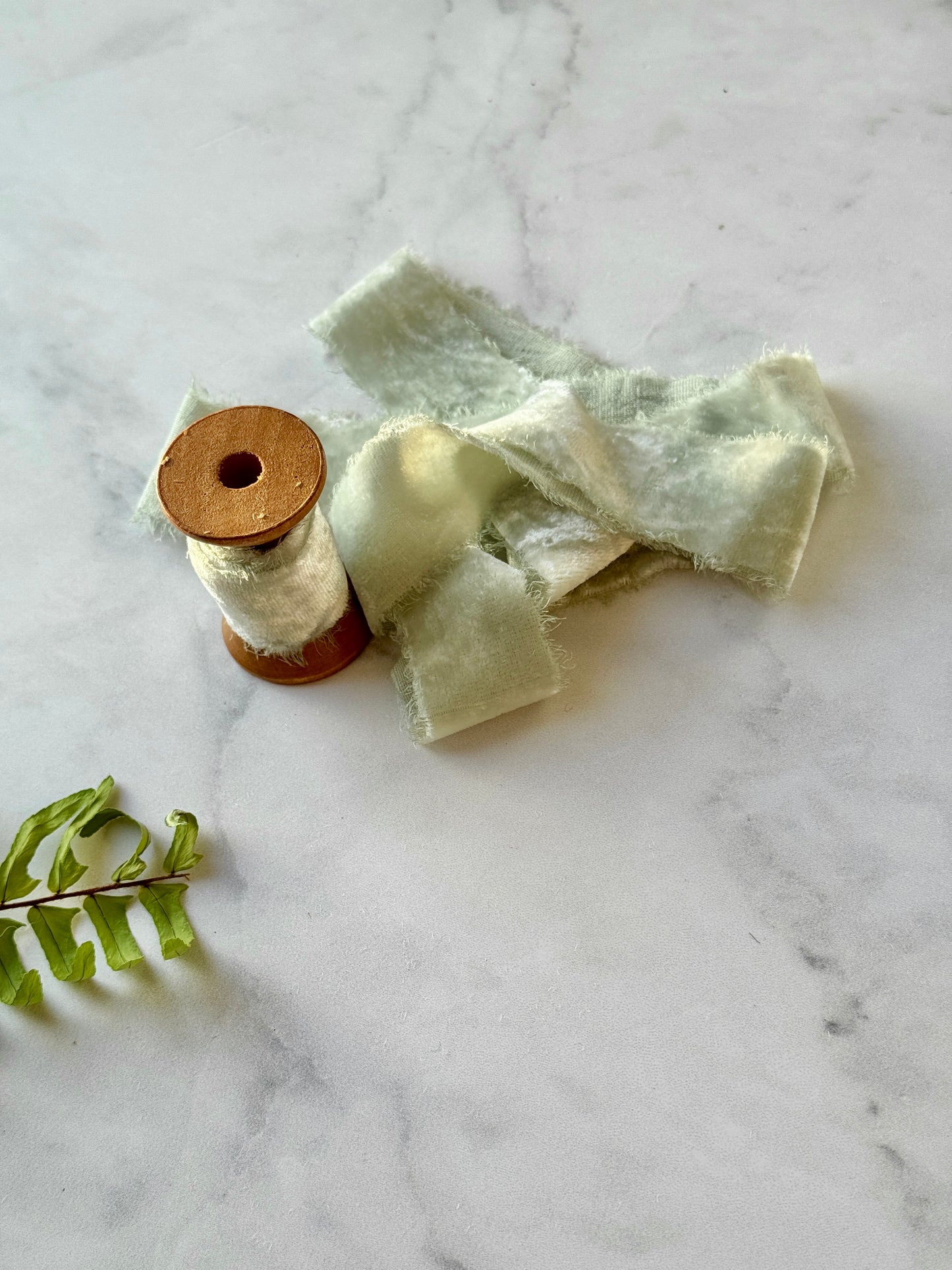 Listón de Seda Terciopelo en color Sage de Silk & Pepper