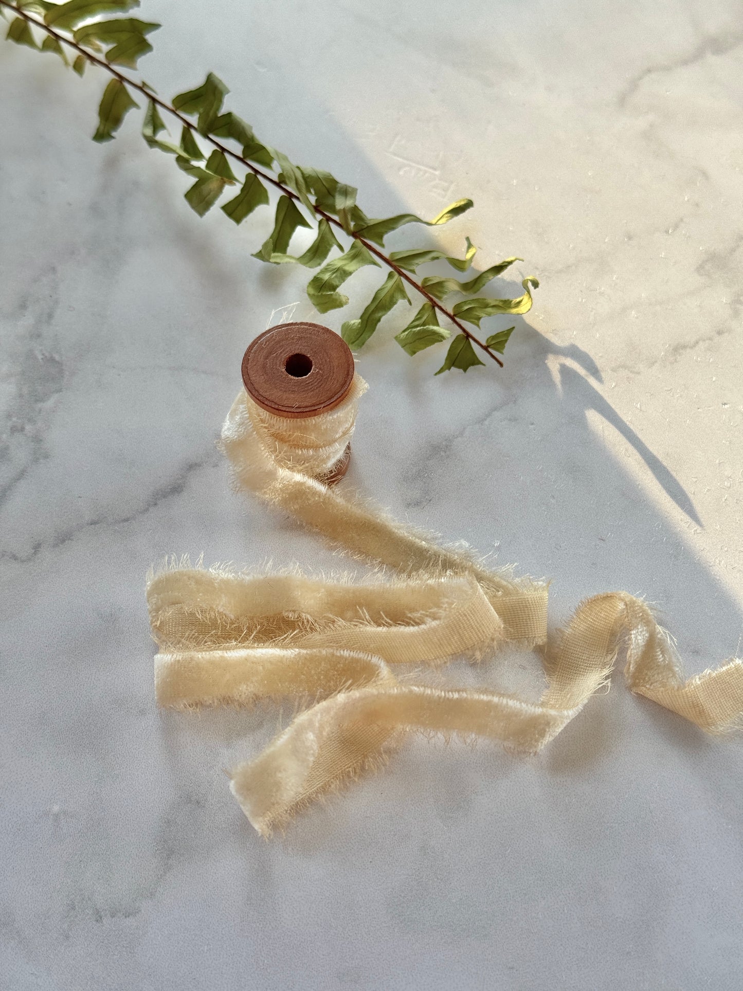 Listón de Seda Terciopelo en color Golden Wheat de Silk & Pepper