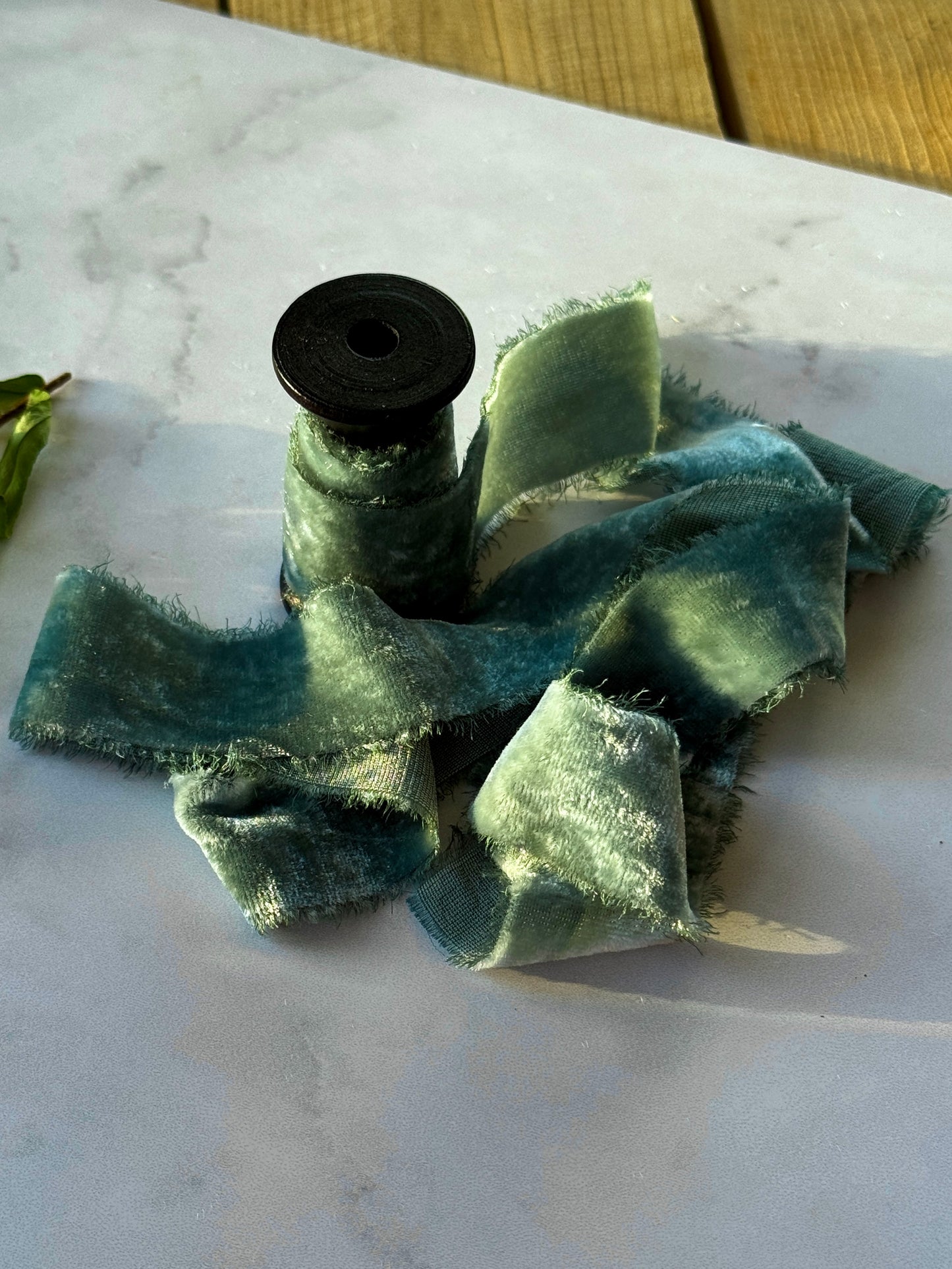 Listón de Seda Terciopelo en color Emerald Green de Silk & Pepper