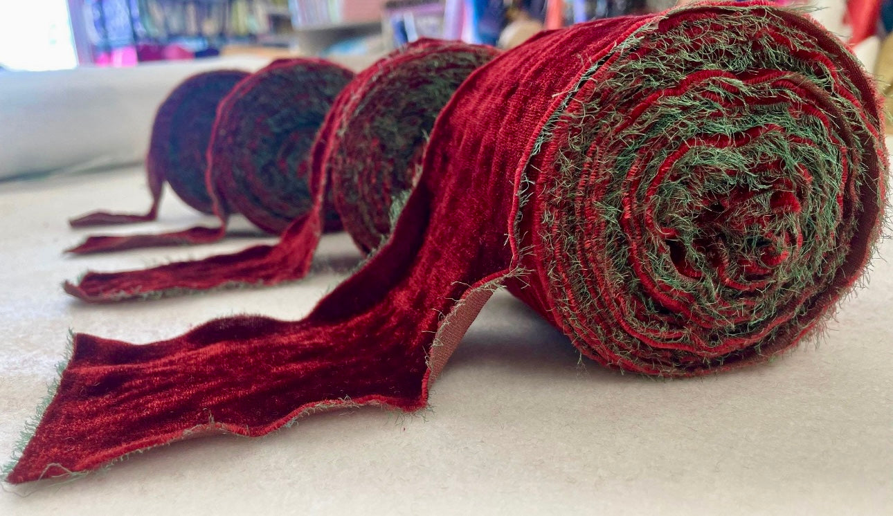 Listón de Seda Terciopelo en Santa Baby de Silk & Pepper