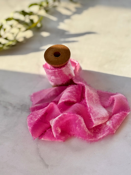 Listón de Seda Terciopelo en color Bugambilia de Silk & Pepper