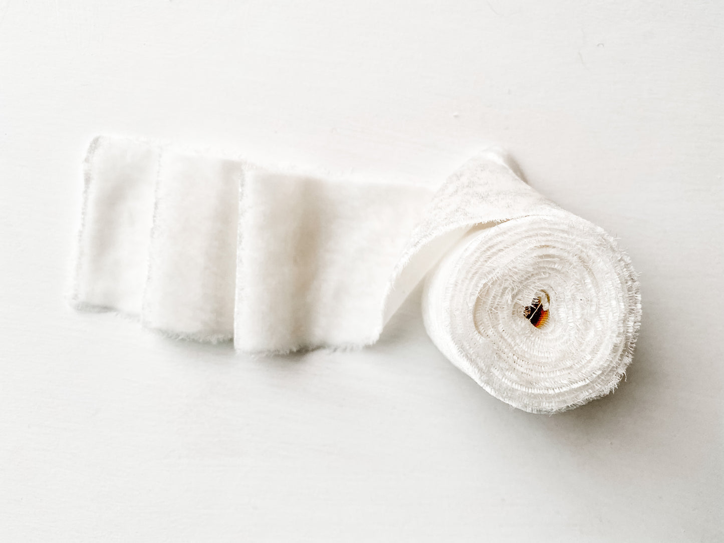 Listón de Seda Terciopelo en color True White de Silk & Pepper