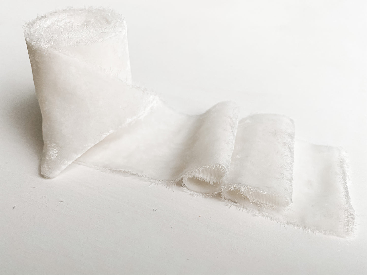 Listón de Seda Terciopelo en color True White de Silk & Pepper